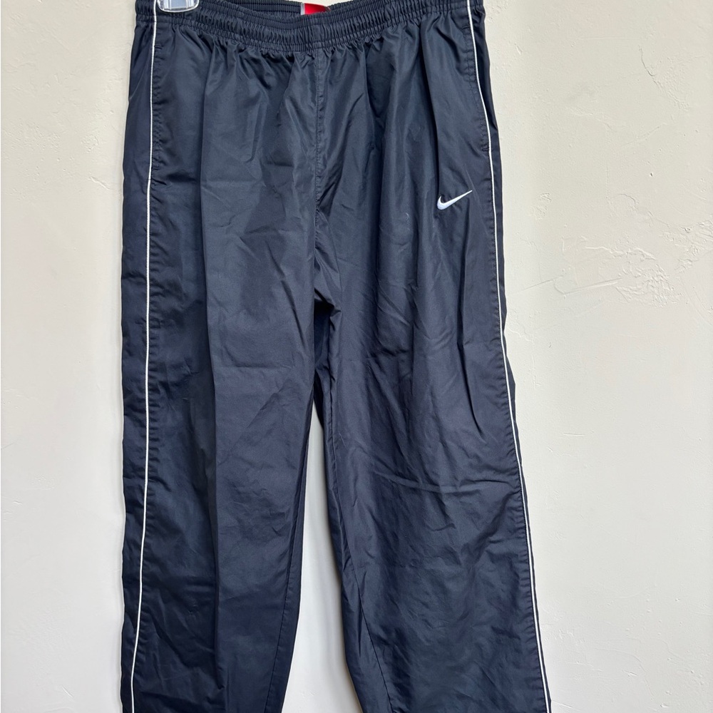 Nike Black Sweatpants with Elastic Waistband and Relaxed Fit